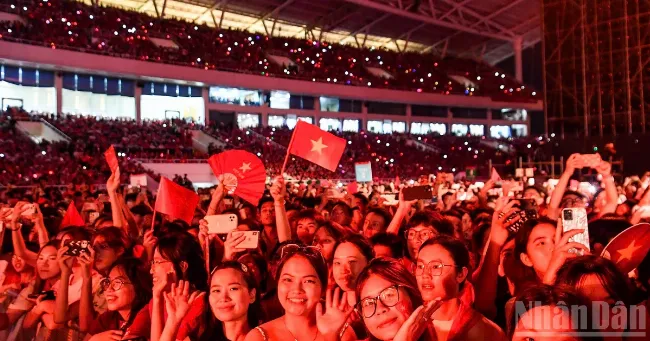 Người hát truyền tải cảm xúc tự hào, hào hùng về lịch sử dân tộc khi biểu diễn ca khúc.